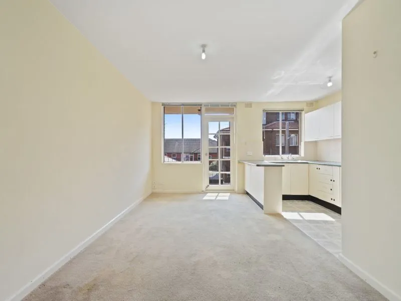 Central 2 bedroom apartment in Security building