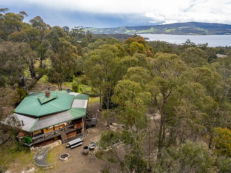 Unique Hilltop Hideaway