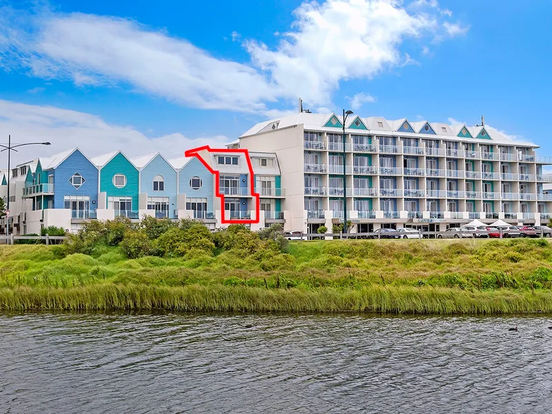 Beachside Apartment with VIEWS!