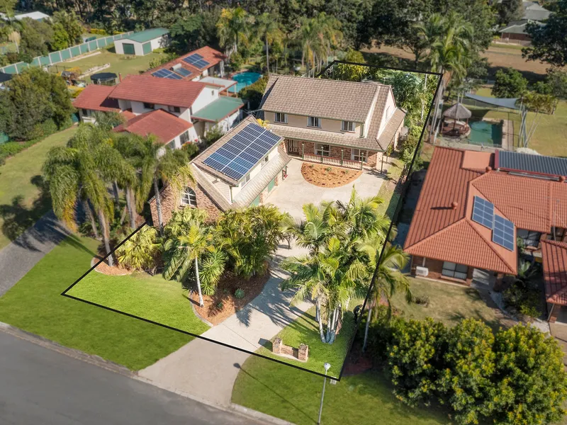 ROOM FOR THE WHOLE FAMILY, MASSIVE HOME WITH GRANNY FLAT & POOL!