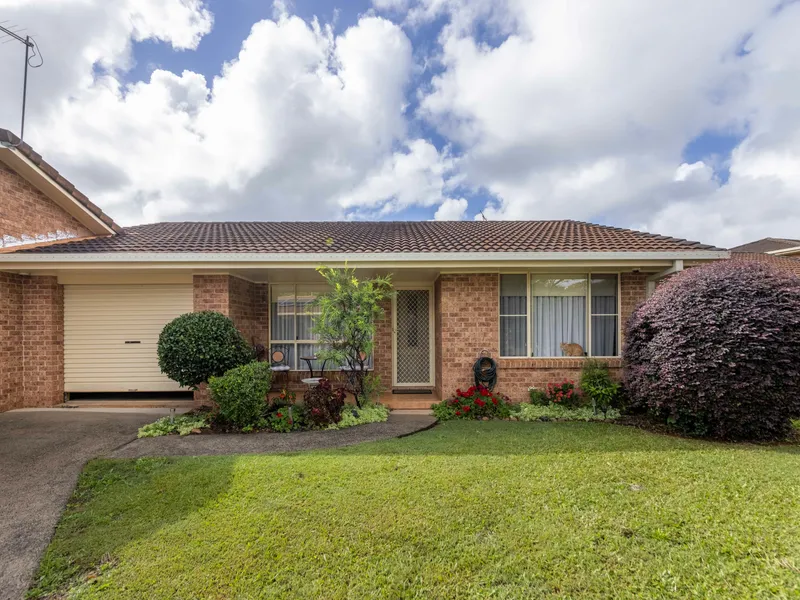 “Lavendar”- Spacious Well Appointed Unit Close To Everything!