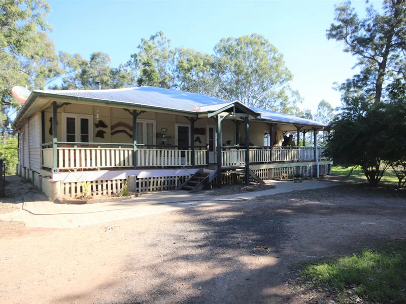 Large Queenslander with Burnett River views