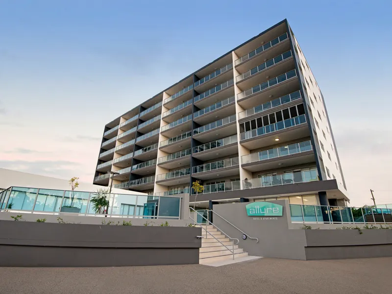 Light, Bright and Luxurious 3 Bedroom Apartment