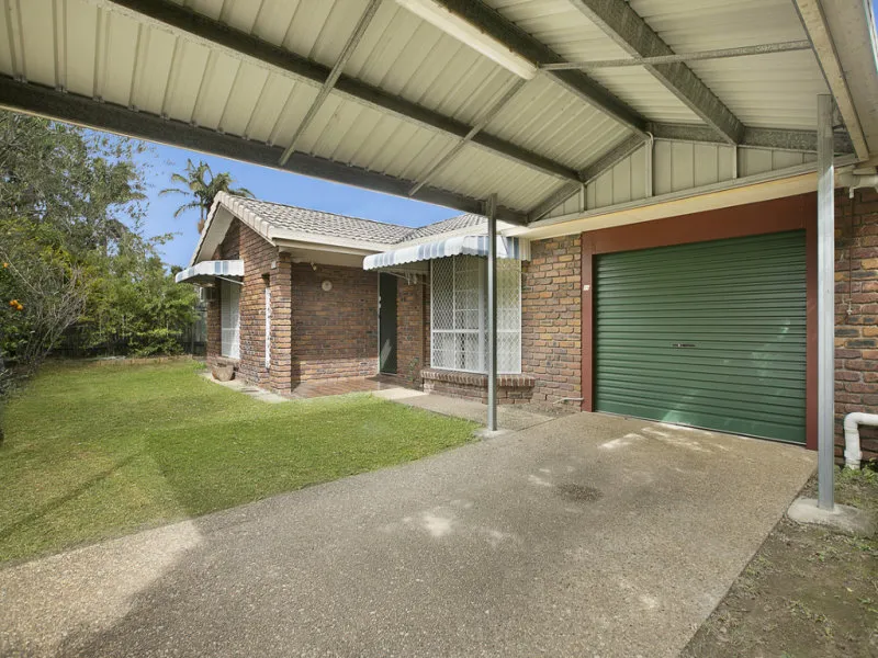 Air-conditioned Private Family Home - 2 Bay Steel Rear Shed - Walk To Schools, Park & Transport.
