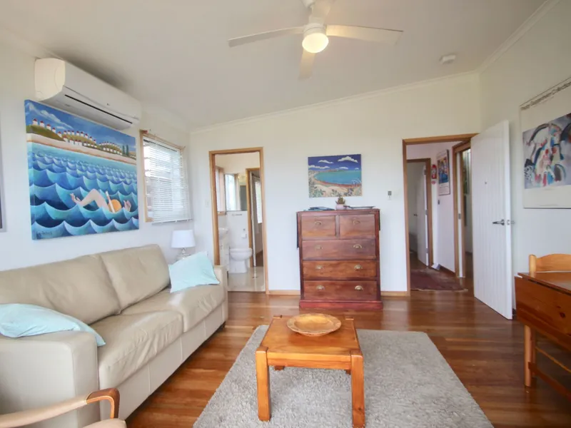 UPSTAIRS APARTMENT WITH OCEAN VIEWS, 5 MINUTES WALK AWAY