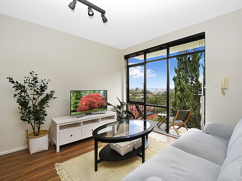 Updated Apartment with Fantastic City-Harbour Views