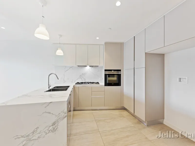 In the heart of Ivanhoe - 2 bedroom, 2 bathroom & 1 car next to Darebin Station