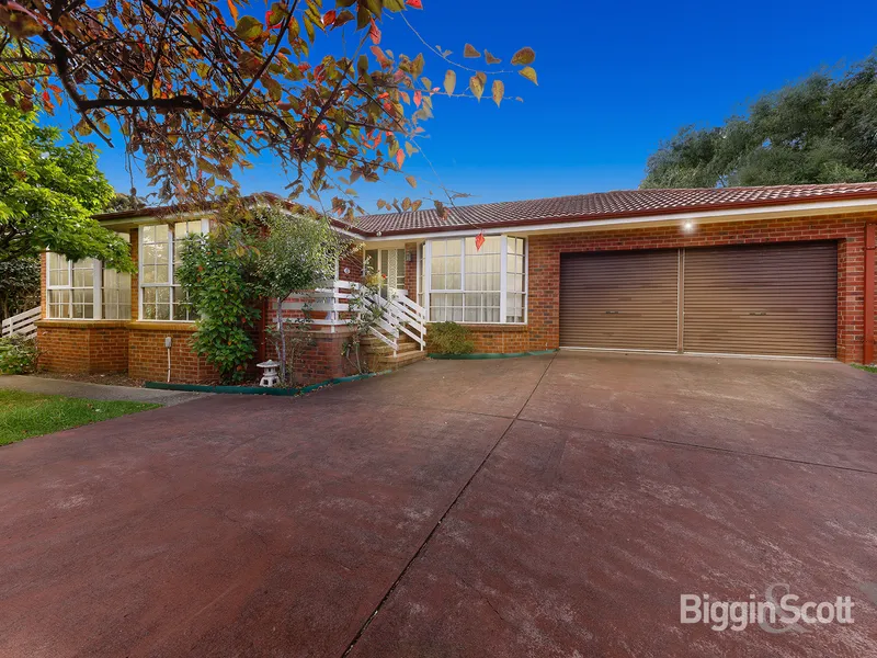 VERSATILE FAMILY LIVING IN THE REGENCY PARK ESTATE!