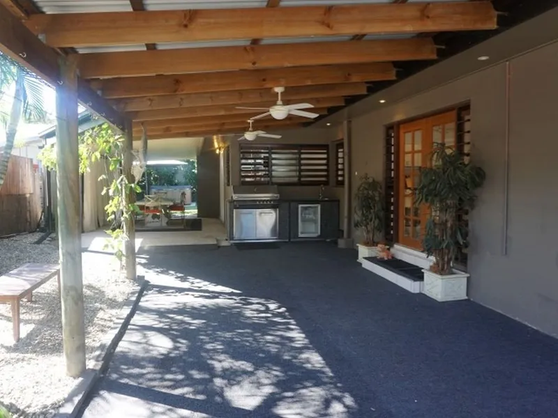 WHAT A LOCATION MINUTES TO EVERYTHING!