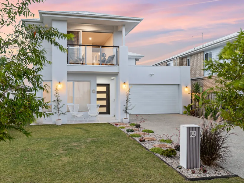 LARGE 5 BEDROOM HOME ACROSS PARK - REF #4204