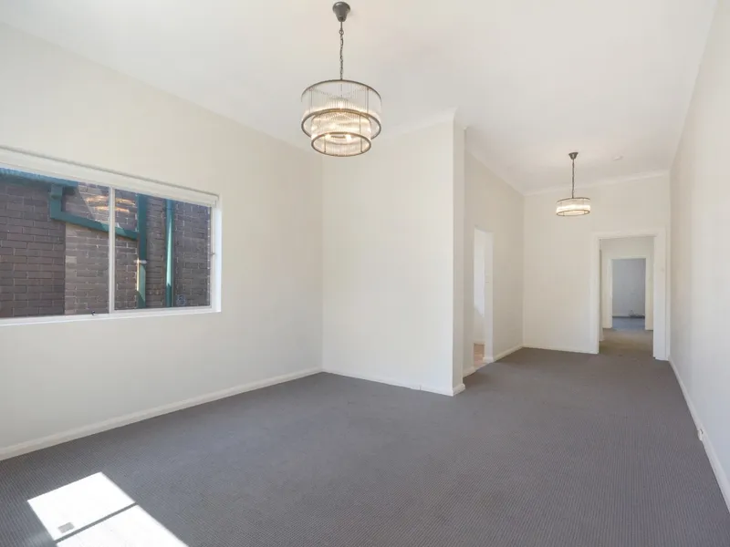 SPACIOUS & SUNNY TOP FLOOR UPGRADED APARTMENT ON THE DOORSTEP OF ROSE BAY VILLAGE (ACCESS VIA DOVER LANE)