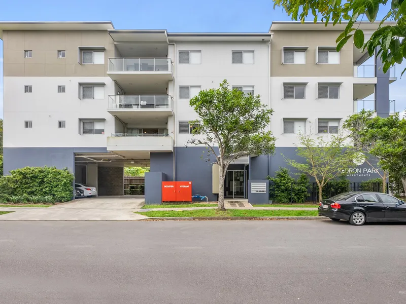 Spacious Apartment Overlooking Parkland