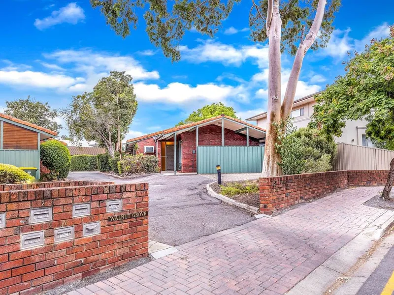 SPACIOUS 2 BEDROOM UNIT WITH PRIVATE BACKYARD - GREAT POSITION