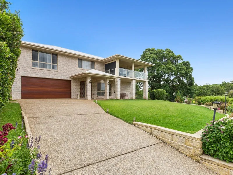 GRAND FAMILY HOME WITH OUTSTANDING VIEWS