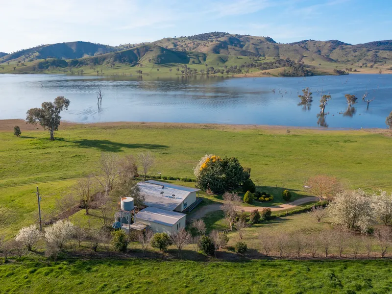 An idyllic small property overlooking Lake Hume