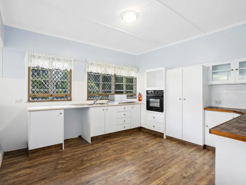 Family Home in the Heart of Holland Park West!