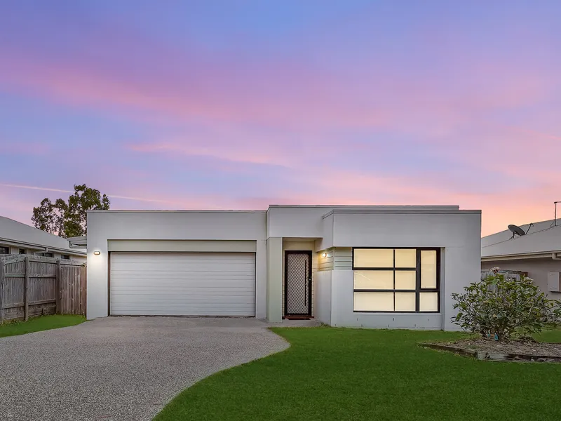 Immaculate, Contemporary Cannonvale Home Living