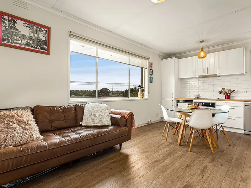 Renovated And Light-Filled Apartment