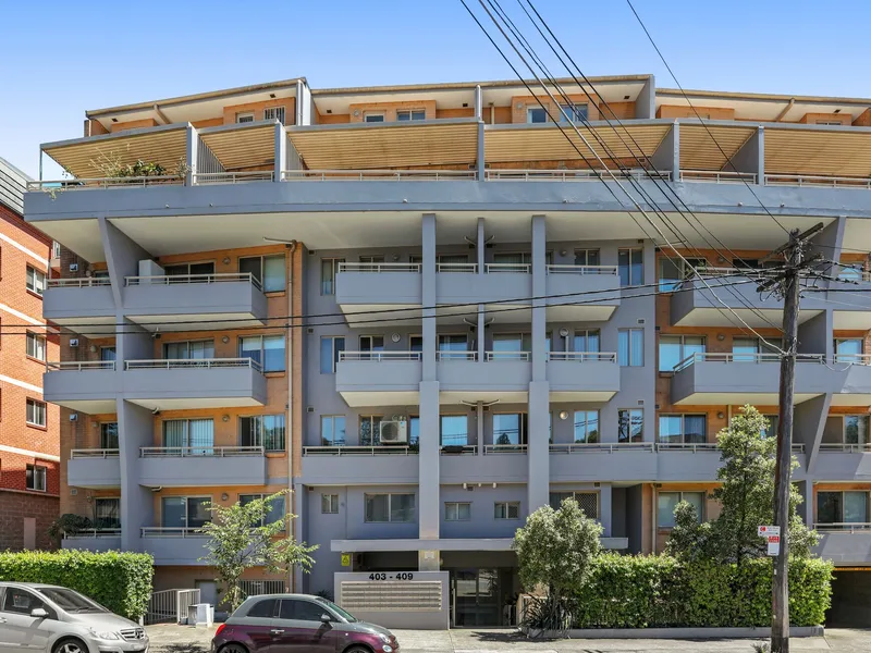 Smart Dual-Level Style in a Lifestyle Hotspot