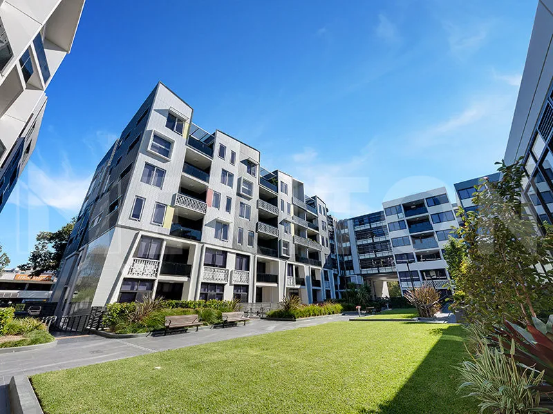 Fully Furnished Luxury 1 bedroom apartment with parking