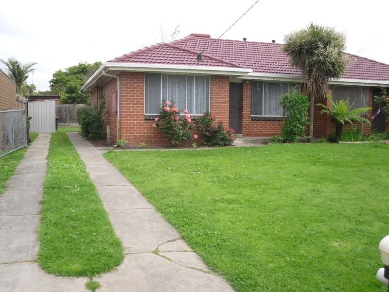 IMMACULATE TWO BEDROOM HOME IN THE HEART OF OAKLEIGH