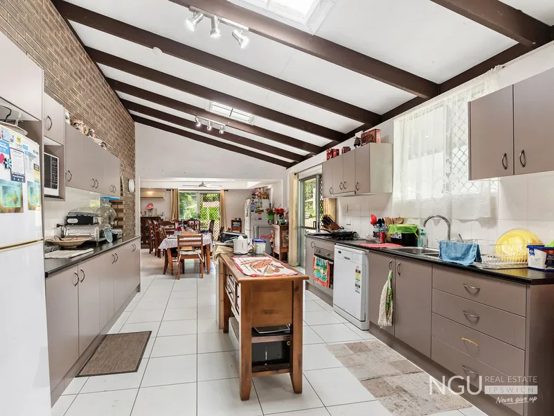 UNDER CONTRACT WITH ROB & GILLIAN NGU KARALEE !!