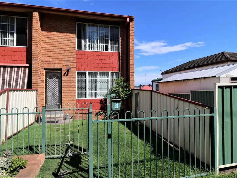 UPDATED 2 BEDROOM TOWNHOUSE