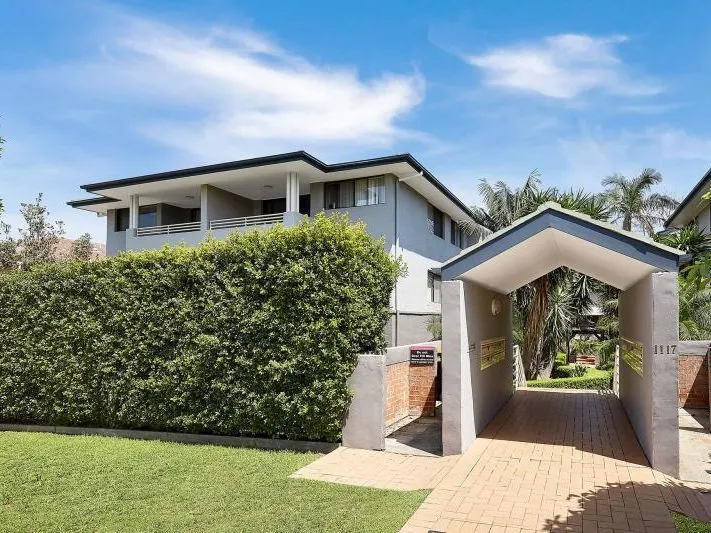 RECENTLY RENOVATED 2 BEDROOM APARTMENT