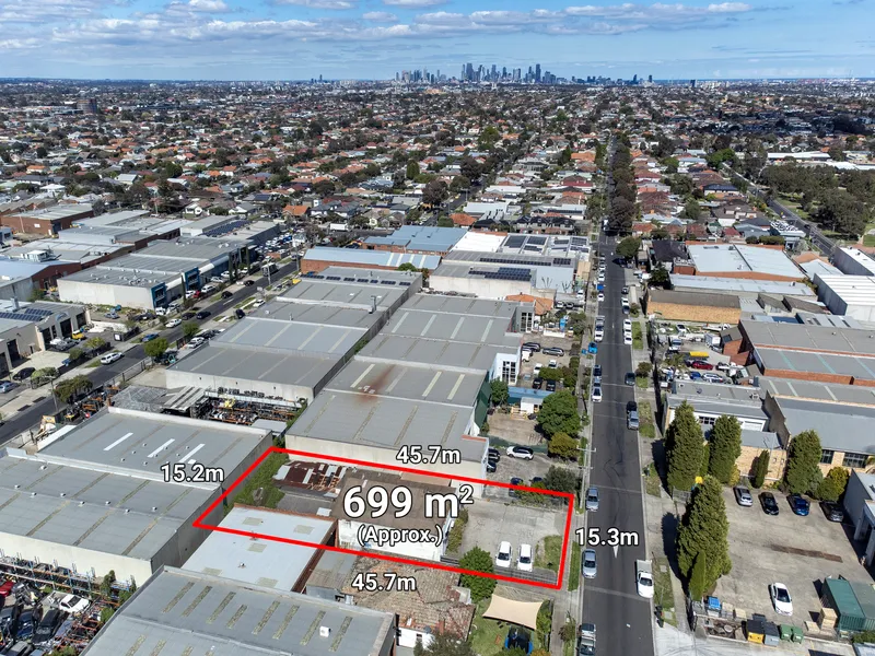 Oversized Freehold in Prime Position