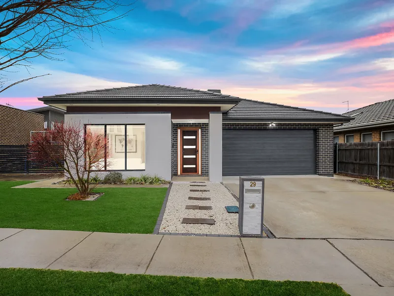 Sun-soaked home in a lifestyle location
