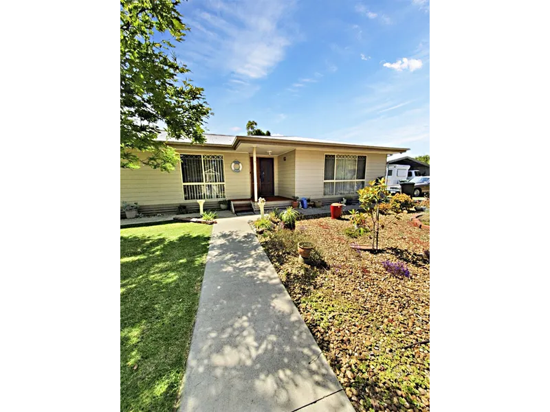 GIPPSLAND LAKES - 3 BEDROOM HOME IN NEWLANDS ARM ON 1,229 M2.