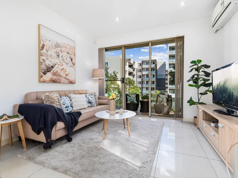 Ultra-Convenient, Spacious 2 Level Contemporary Apartment