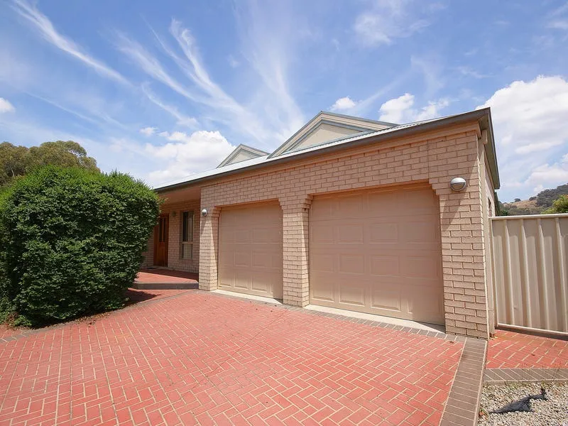Modern 4 bedroom home in Wodonga's Country Club Estate