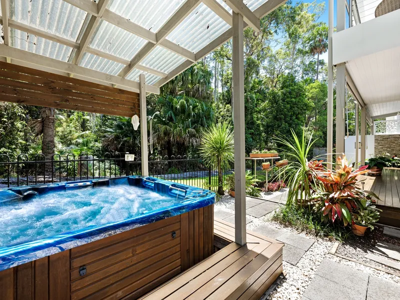 House sized Duplex, forest backdrop, walk to the beach.