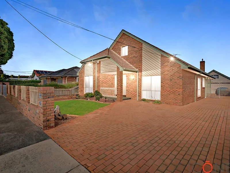 A Brilliant Family Retreat on the Edge of the Action
