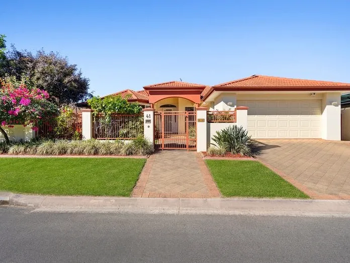 Discover Serene Luxury Living at 41 Martingale Circuit – A Clear Island Waters Gem!