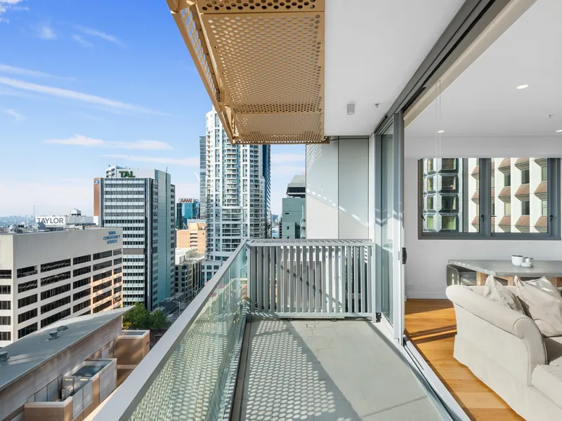 Exquisite apartment of impressive dimensions, views and sheer convenience