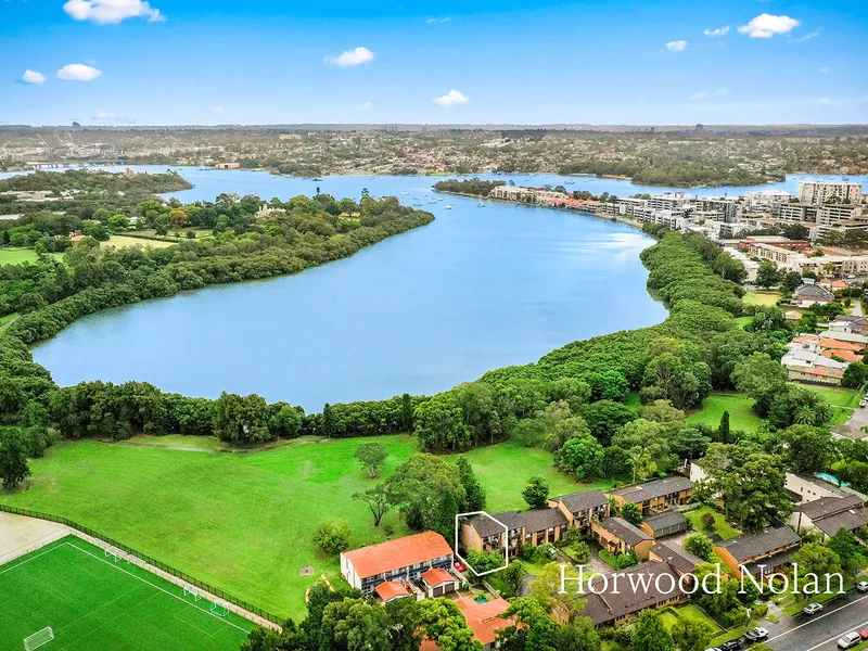 Large and fully renovated townhouse with direct access and views over waterfront parklands