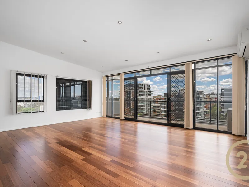 PENTHOUSE APARTMENT WITH SWEEPING VIEWS