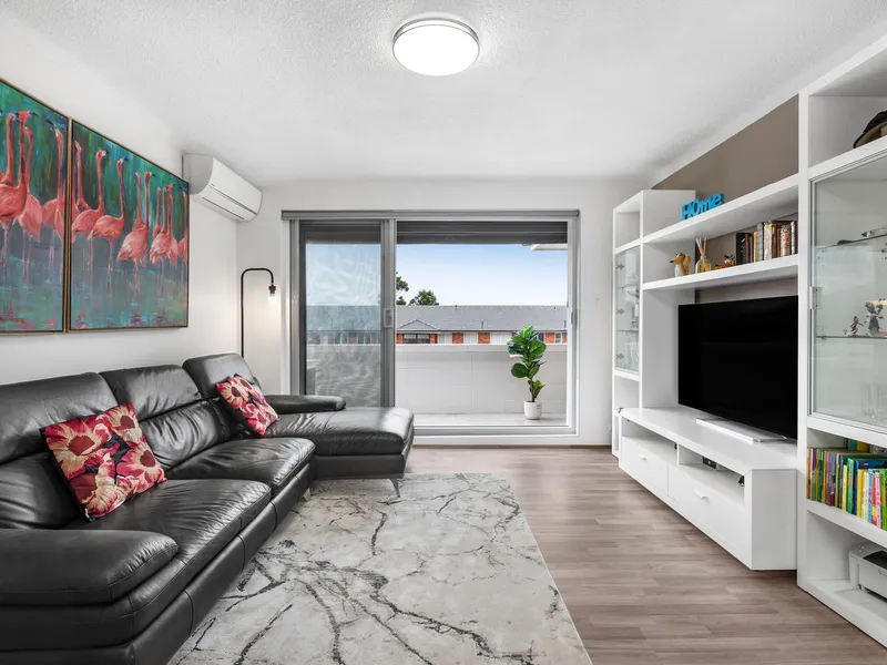 Sunlit 2-Bedroom Apartment, Beachside Lifestyle & Scope To Expand