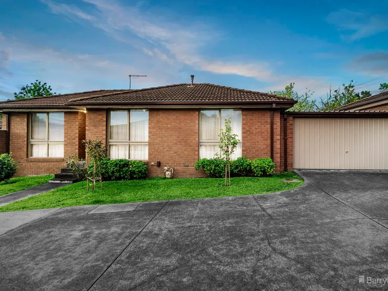 Charming Unit with Double Garage