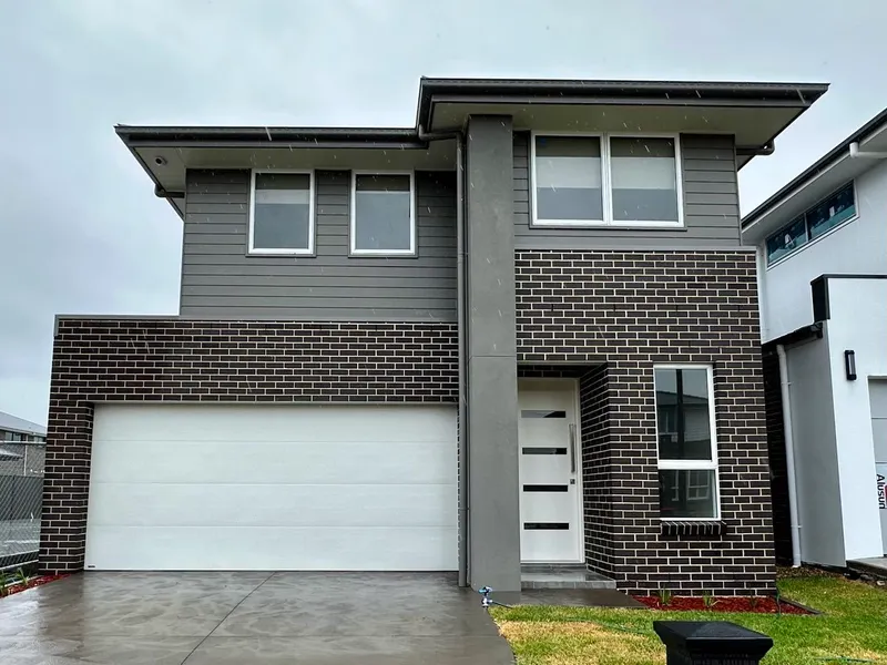 Four bedrooms three bathrooms double garage in Melonba