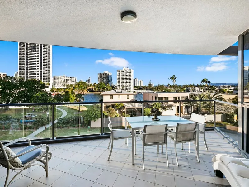 STUNNING, BRIGHT & AIRY 2 BEDROOM APARTMENT - 