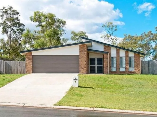 OUTSTANDING FAMILY HOME JUST MINUTES TO WATER PARK, SHOPPING AND SCHOOLS!