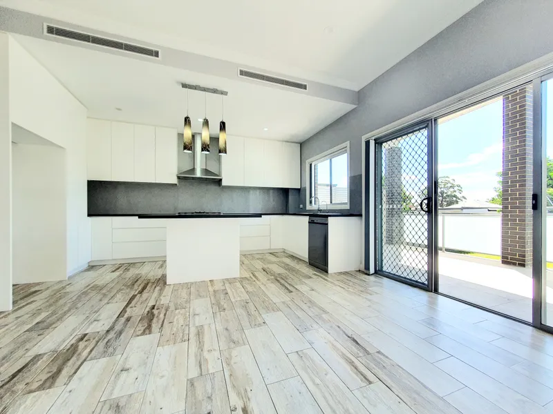 Local, Modern & Luxurious Family Home.. FOR LEASE!