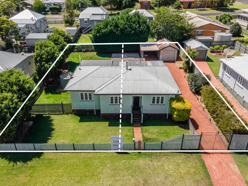 810M2 ON 2 LOTS! POTENTIAL TO SPLIT OR RENOVATE! - MUST BE SOLD!