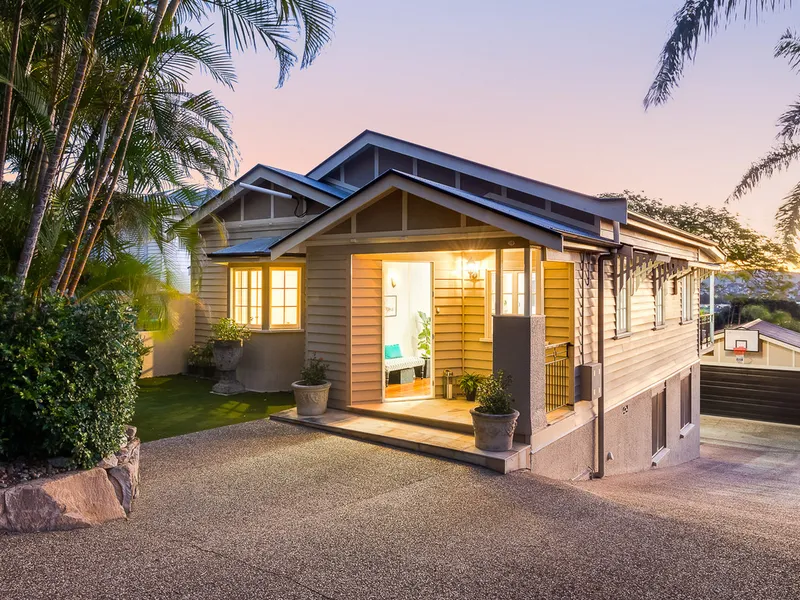 BEAUTIFUL QUEENSLANDER WITH AMAZING VIEWS