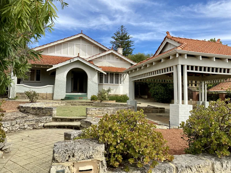 Menora magic! 5 bedroom property with Pool