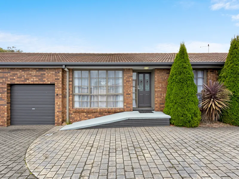 Immaculate and updated, easy walk to Golf Course & bus stop