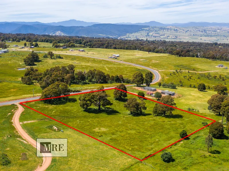 WHAT A VIEW - 5.9 ACRES (2.4HA)